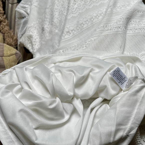 Banana Republic Cream crochet lace dress , lined , size Medium, gently loved - Picture 10 of 13
